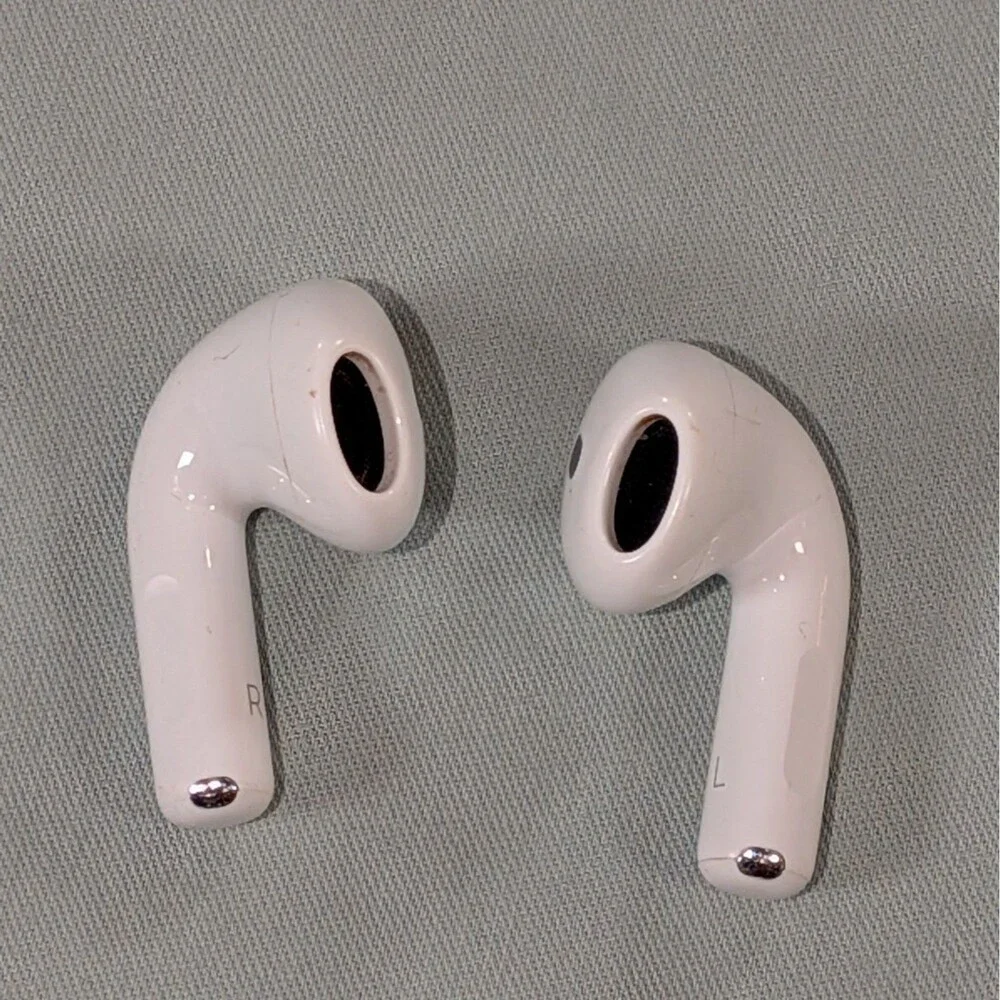 Apple AirPods 4, Without Noise Cancellation Working, With Case